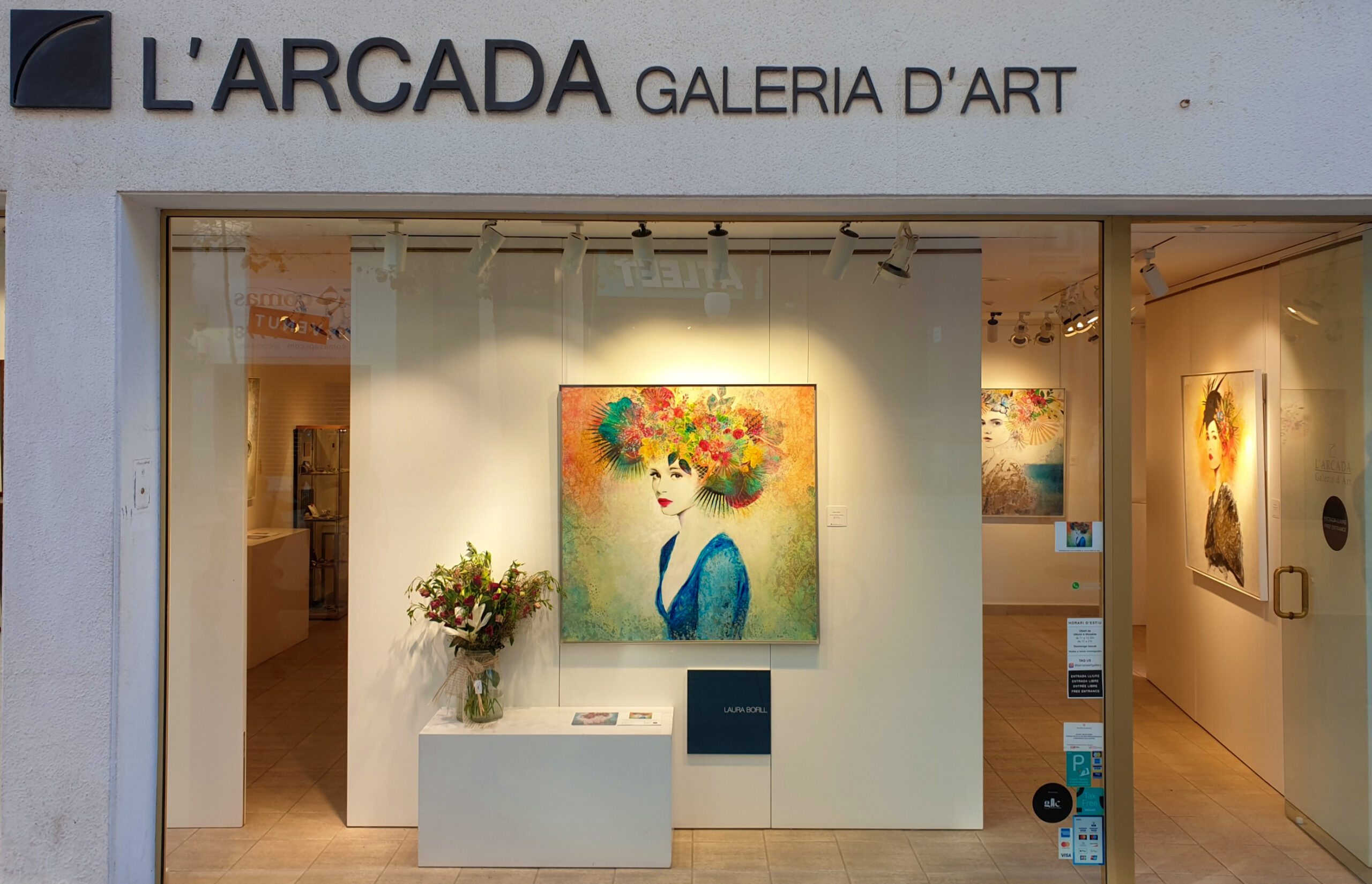 Comprar esculturas en una galería de arte